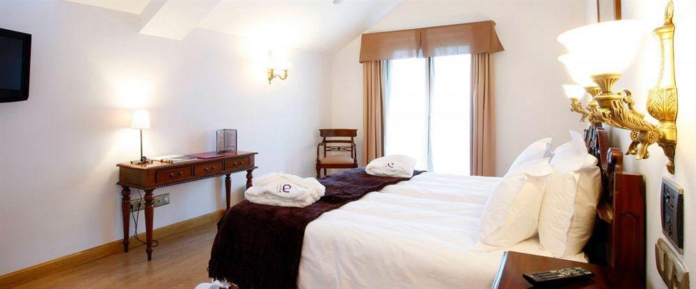 Ayre Hotel Alfonso II Oviedo Bagian luar foto