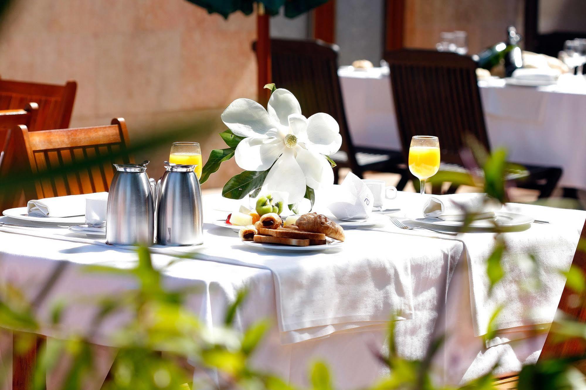 Ayre Hotel Alfonso II Oviedo Bagian luar foto