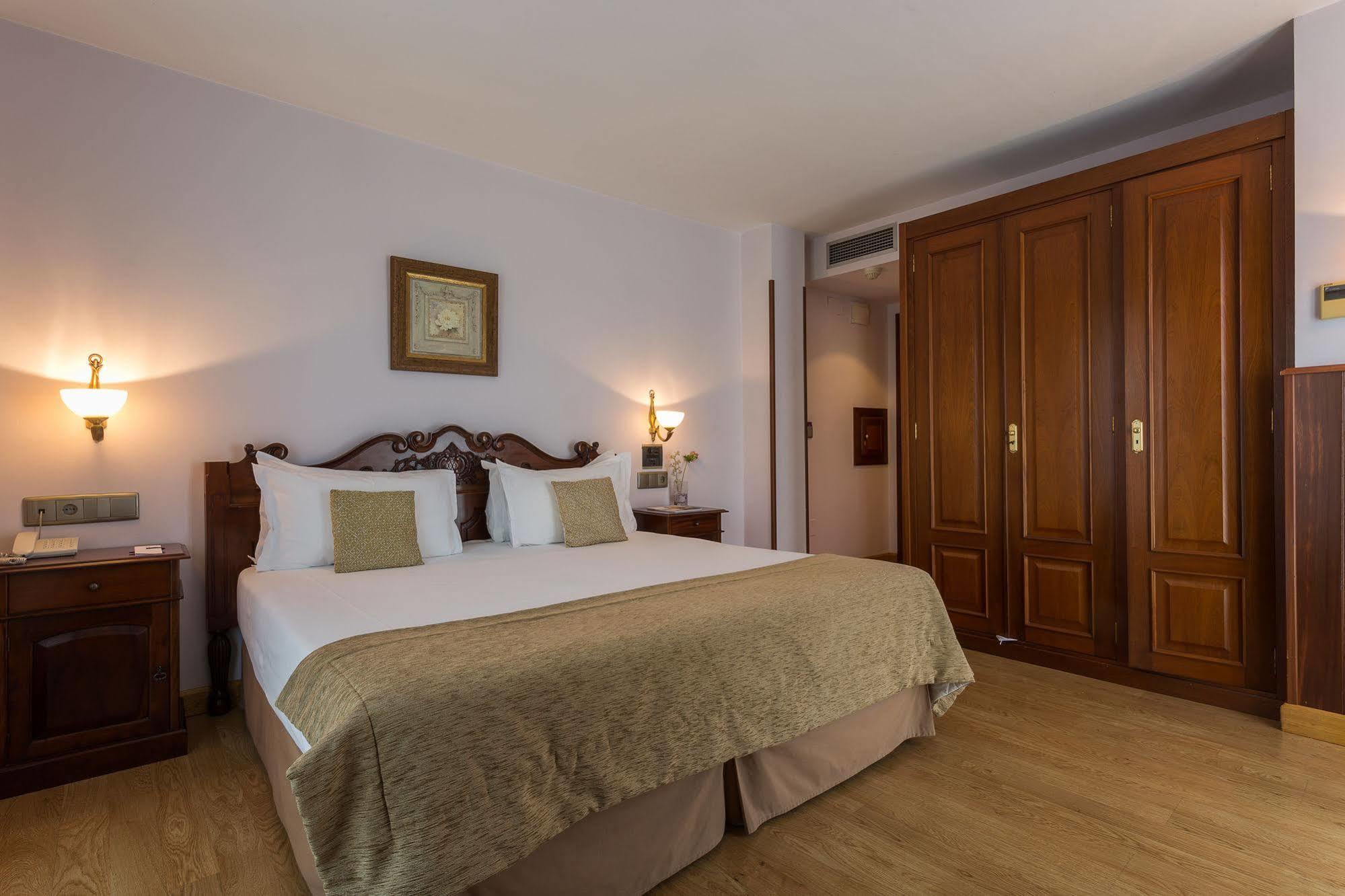 Ayre Hotel Alfonso II Oviedo Bagian luar foto