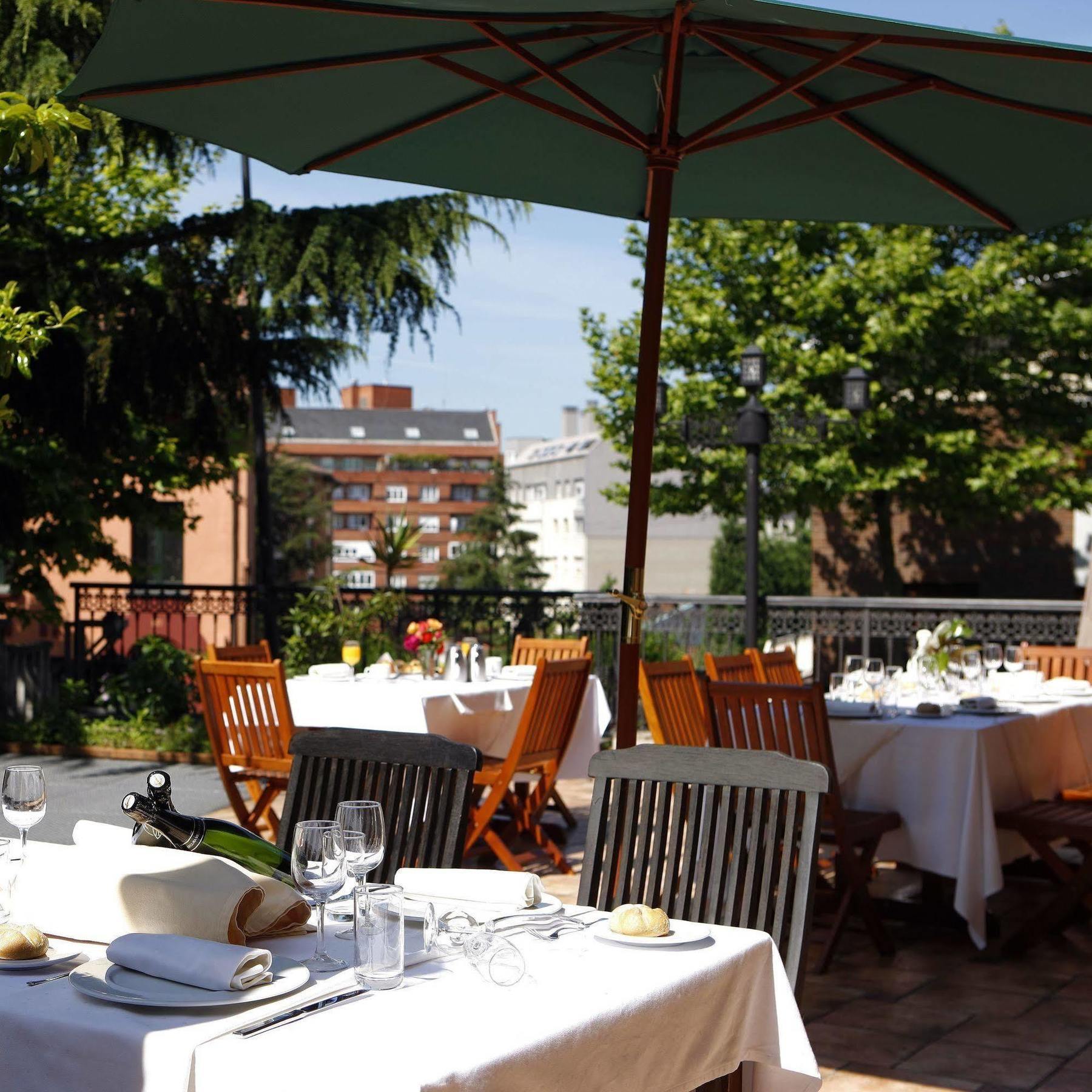 Ayre Hotel Alfonso II Oviedo Bagian luar foto