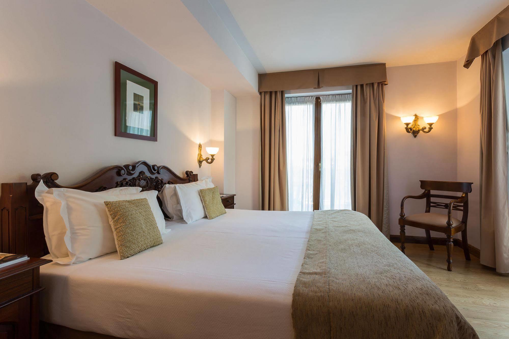 Ayre Hotel Alfonso II Oviedo Bagian luar foto